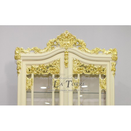 Barocker Vitrinenschrank im Stil Louis XV. aus Elfenbein und Goldkristall mit champagnerfarbenem Kunstlederbezug und