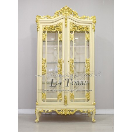 Barocker Vitrinenschrank im Stil Louis XV. aus Elfenbein und Goldkristall mit champagnerfarbenem Kunstlederbezug und