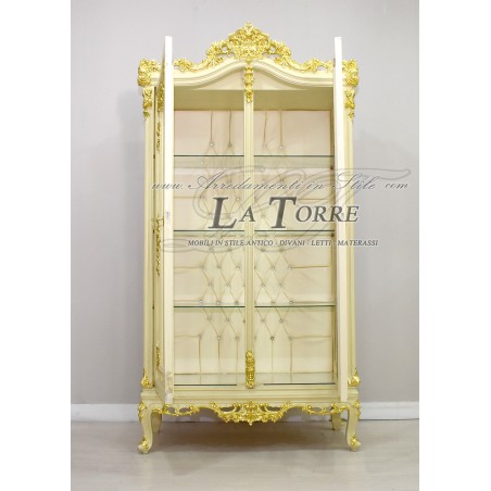 Barocker Vitrinenschrank im Stil Louis XV. aus Elfenbein und Goldkristall mit champagnerfarbenem Kunstlederbezug und